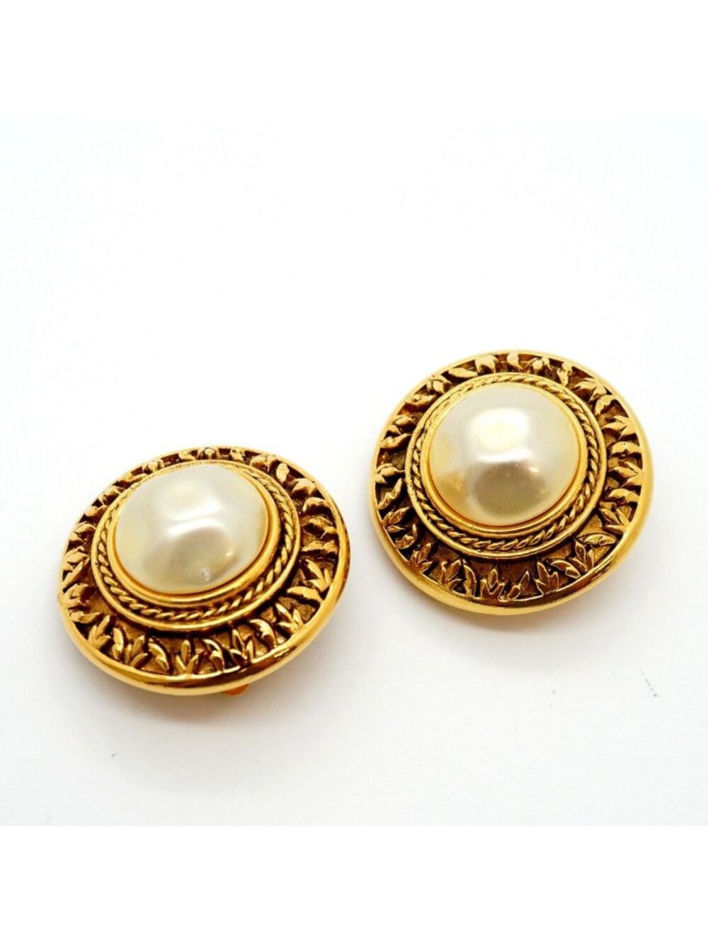 Chanel Earrings Vintage Gold - Picture 2 of 6